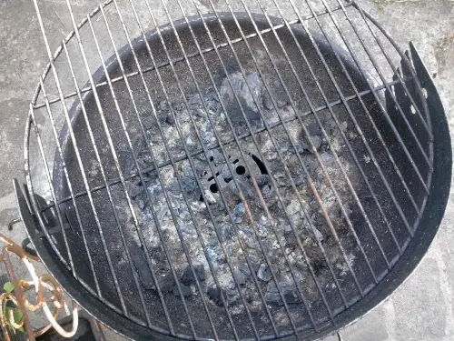 Nettoyer la grille du barbecue sans toxiques